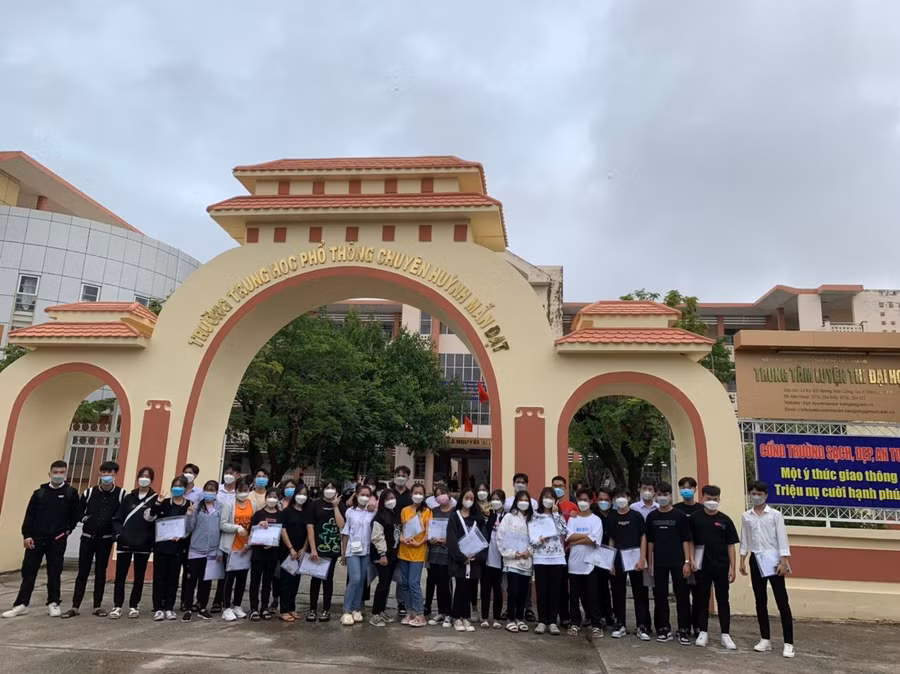 35 thí sinh Trường THCS-THPT kiên Hải yên tâm làm thủ tục dự thi chiều 6/7. Ảnh: G. Bảo