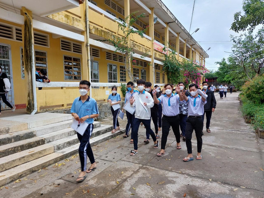 Thí sinh ở điểm thi THPT Mỹ Xuyên đến làm thủ tục dự thi chiều 6/7. Thí sinh ở điểm thi THPT Mỹ Xuyên đến làm thủ tục dự thi chiều 6/7.