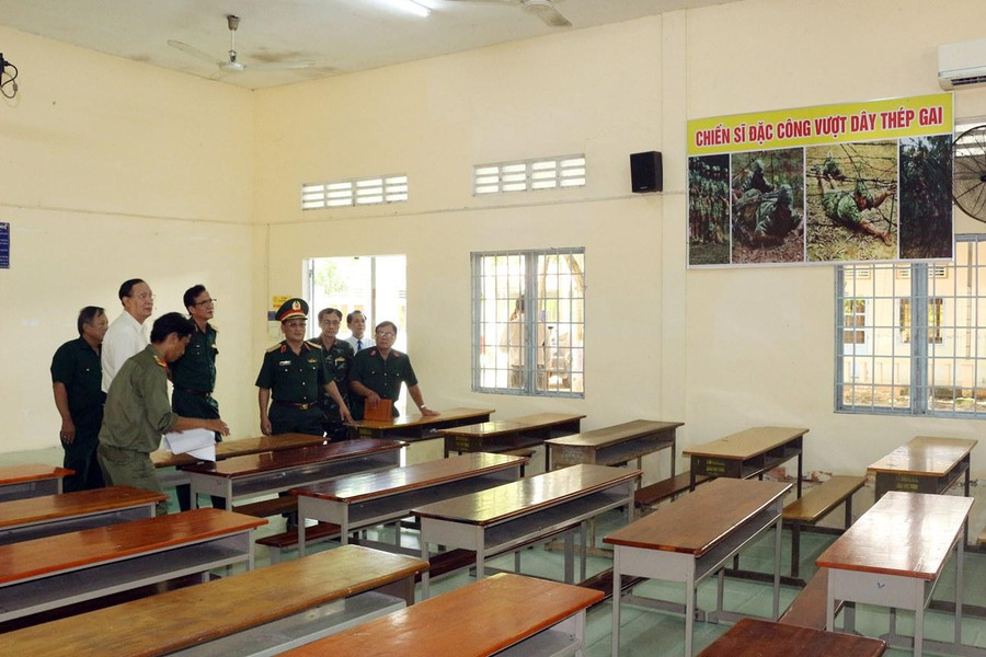 Đoàn kiểm tra phòng học lý thuyết.