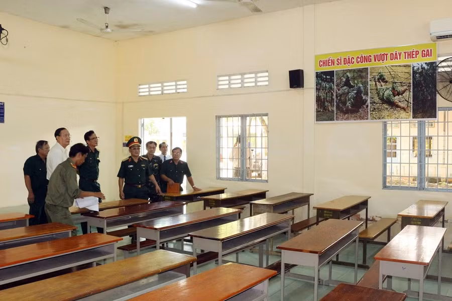 Đoàn kiểm tra phòng học lý thuyết.