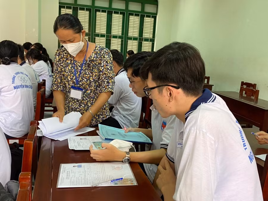 Thí sinh tỉnh Tiền Giang làm thủ tục dự thi chiều 6/7.