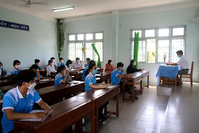 Thí sinh tỉnh Đồng Tháp đến phòng thi làm thủ tục dự thi và nghe phổ biến quy chế thi chiều 6/7. Ảnh: V. Tiến. Thí sinh tỉnh Đồng Tháp đến phòng thi làm thủ tục dự thi và nghe phổ biến quy chế thi chiều 6/7. Ảnh: V. Tiến.