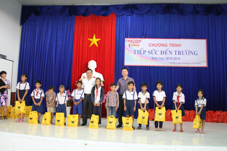 Tiếp sức học trò nơi cuối trời Tổ quốc ảnh 3