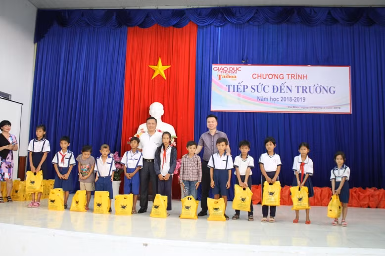 Tiếp sức học trò nơi cuối trời Tổ quốc ảnh 3