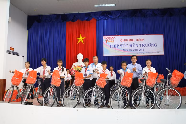 Tiếp sức học trò nơi cuối trời Tổ quốc ảnh 6