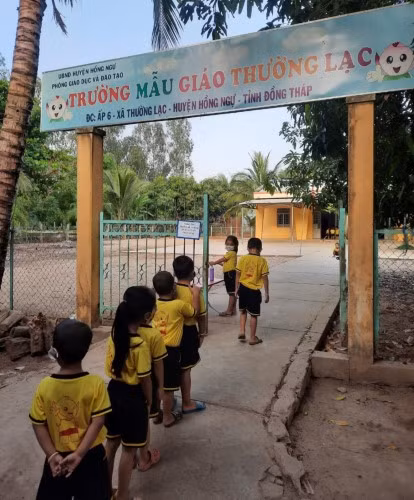 HS rửa tay sát khuẩn trước khi vào Trường Mẫu giáo Thường Lạc, khu vực biên giới huyện Hồng Ngự (Đồng Tháp).
