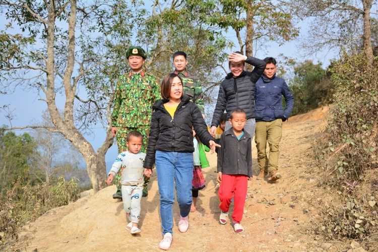 Cô giáo Mùa Thị Dương (hàng đầu) trong một lần đến thăm nhà em Hờ A Sùng. 