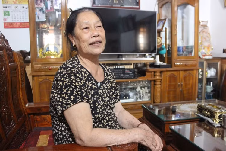 Bà Đặng Thị Hạnh bồi hồi nhớ lại những năm tháng chăm con chờ chồng.