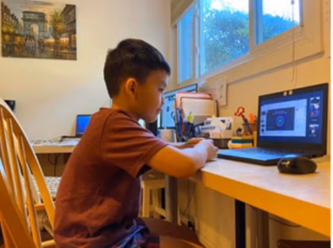 Bạn Nguyễn Thái Hà Minh sống tại bang Maryland, Mỹ trong buổi học lịch sử online của Bảo tàng Lịch sử quốc gia.