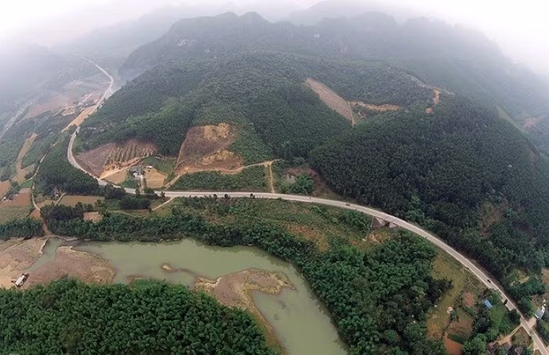 Đường mòn Hồ Chí Minh ngày nay không chỉ là con đường lịch sử, mà còn là con đường du lịch yêu thích của nhiều người dân trong và ngoài nước. Ảnh: IT