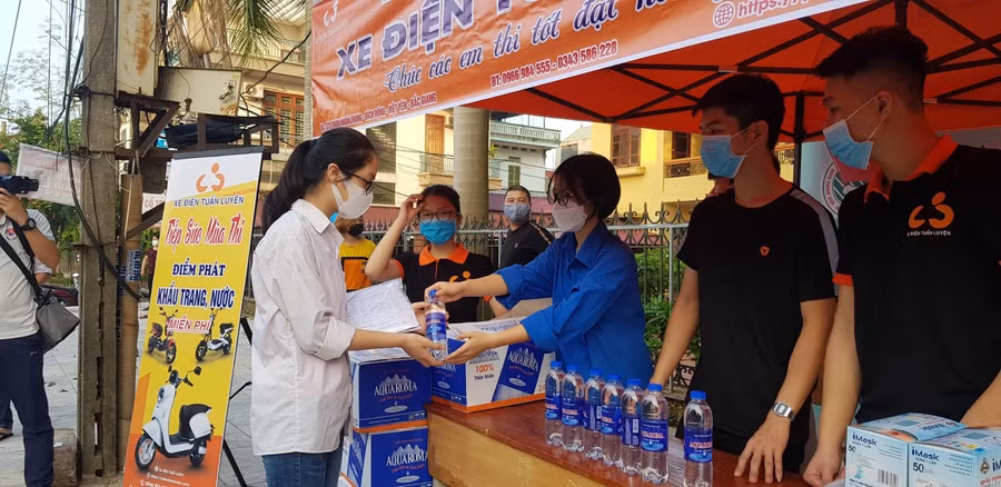 Thí sinh được tình nguyện viên tặng nước uống.