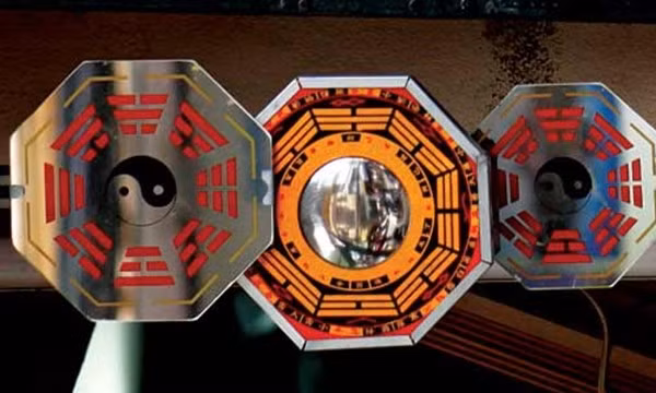 Không nên treo quá nhiều gương bát quái trong nhà. Ảnh minh họa