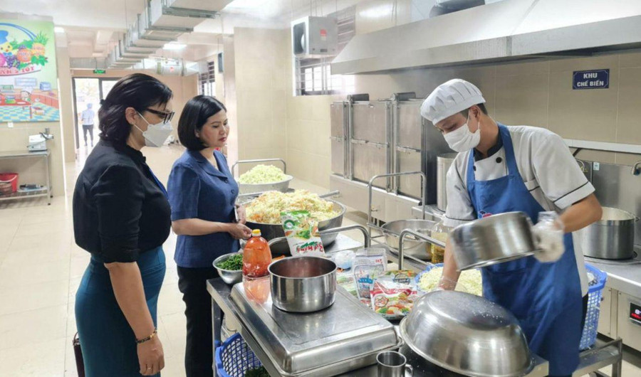 Bếp ăn bán trú Trường Tiểu học Xuân Phương (Hà Nội) luôn đảm bảo vệ sinh, an toàn. Ảnh minh họa