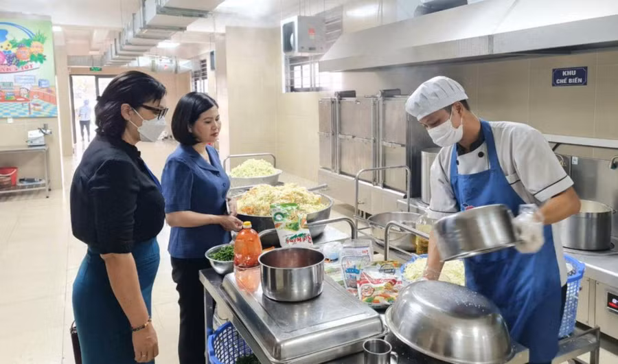 Bếp ăn bán trú Trường Tiểu học Xuân Phương (Hà Nội) luôn đảm bảo vệ sinh, an toàn. Ảnh minh họa