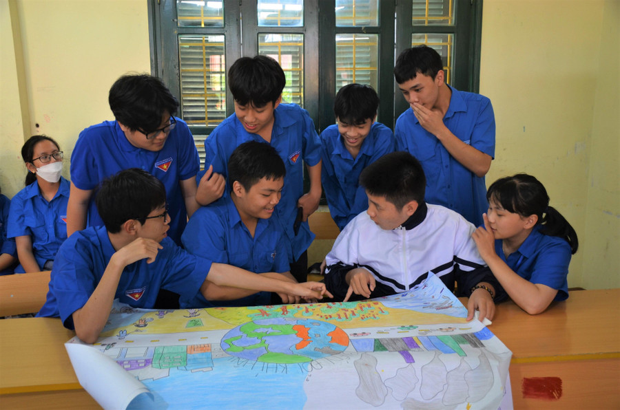 Học sinh lớp 10A6 thảo luận vấn đề theo nhóm, chuẩn bị nội dung trao đổi, thuyết trình. Học sinh lớp 10A6 thảo luận vấn đề theo nhóm, chuẩn bị nội dung trao đổi, thuyết trình.