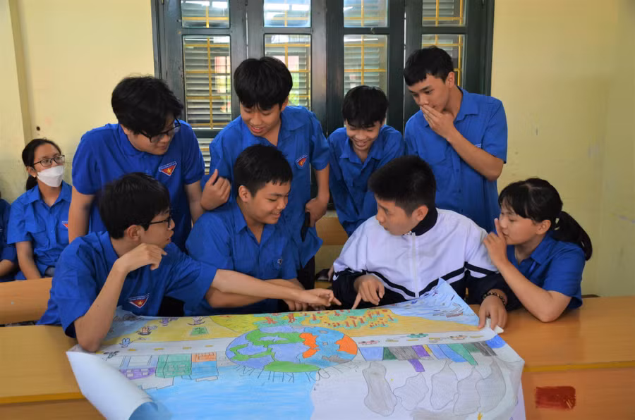 Học sinh lớp 10A6 thảo luận vấn đề theo nhóm, chuẩn bị nội dung trao đổi, thuyết trình.