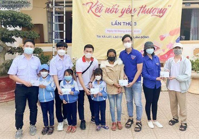 Thành viên của CLB HIU Heart, Trường ĐH Quốc tế Hồng Bàng trong một hành trình thiện nguyện trao quà cho học sinh vùng khó. Thành viên của CLB HIU Heart, Trường ĐH Quốc tế Hồng Bàng trong một hành trình thiện nguyện trao quà cho học sinh vùng khó.