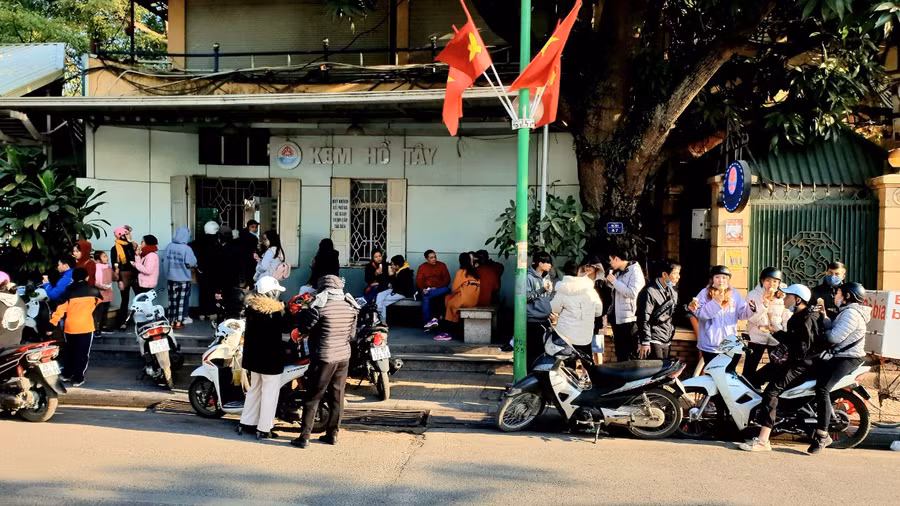 Quán kem Hồ Tây vẫn đông khách dù nhiệt độ ngoài trời chỉ hơn 10 độ C.