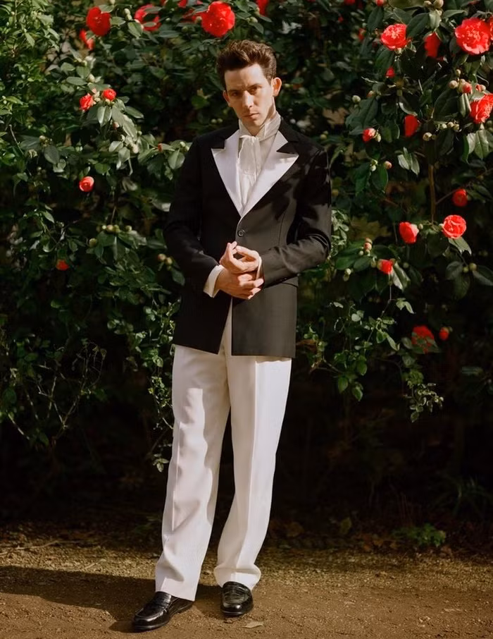 Ngôi sao Dan Levy mặc trang phục Valentino với phần trên được đính sequin và đôi giày ánh kim để đồng điệu. Theo Vogue, bộ trang phục này là một phần của bộ sưu tập thời trang cao cấp màu xuân năm 2021 từ nhà mốt Italy. Bên cạnh đó, nam diễn viên Josh O"Connor diện đồ của Loewe nằm trong bộ sưu tập Thu Đông 2021 với phần cổ áo làm điểm nhấn. Ảnh: @instadanjlevy, Popsugar.