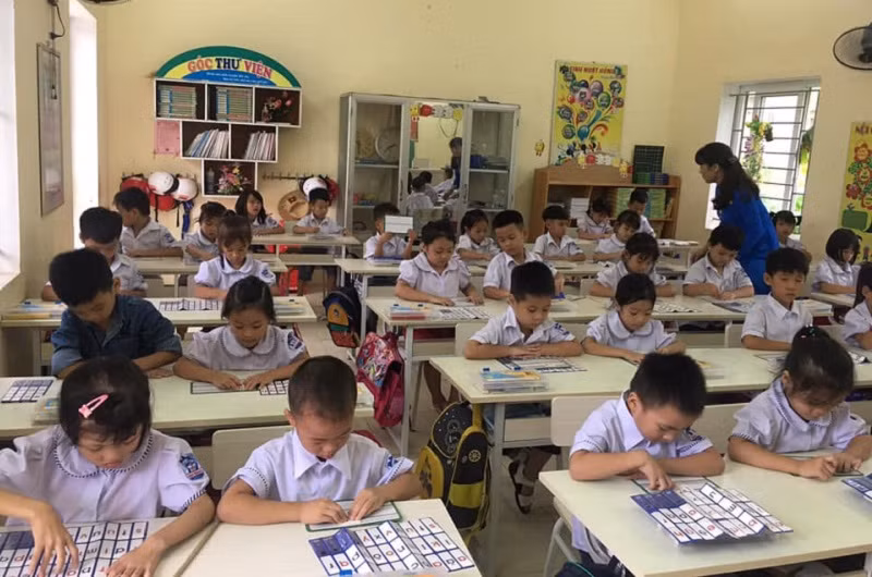 Cơ sở vật chất, thiết bị dạy học được nhiều trường chuẩn bị đầy đủ để triển khai CT, SGK lớp 2 mới năm học 2021 – 2022. (Trong ảnh: Học sinh lớp 1 Trường TH Ninh Thắng (Hoa Lư – Ninh Bình)). Ảnh: Đức Trí