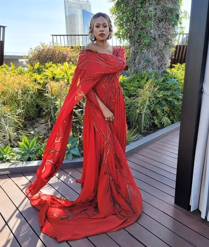 Nếu Tiffany Haddish lấp lánh trong bộ váy màu đồng đính chi tiết ánh kim quyến rũ của Alberta Ferretti và trang sức Messika mang hơi hướm cổ điển, ngôi sao Laverne Cox lại diện thiết kế được thêu từ hai màu đỏ - đen kết hợp. Ngoài ra, cô phối bộ váy với đồ trang sức màu bạc của Dena Kemp để đồng điệu với mái tóc. Ảnh: Allure, @lavernecox.