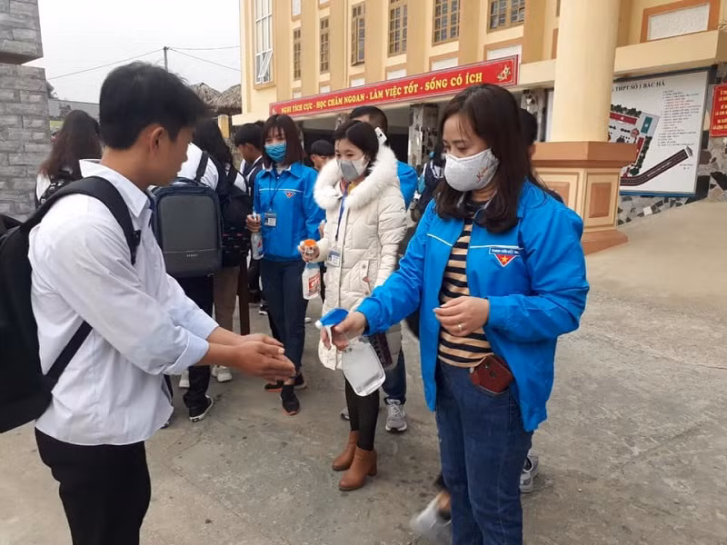 HS rửa tay khử trùng tại Trường THPT số 1 Bắc Hà (Bắc Hà – Lào Cai). Ảnh: NTCC