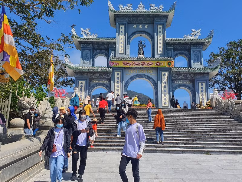 Du khách tham quan chùa Linh Ứng ở Bán đảo Sơn Trà. Ảnh minh họa