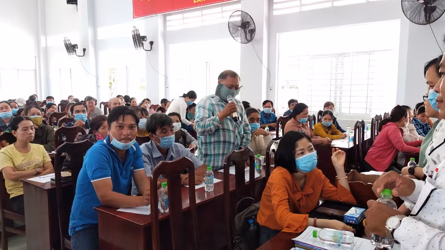 Phụ huynh HS tỉnh Tiền Giang trình bày ý kiến tại Hội nghị lấy ý kiến chọn SGK.