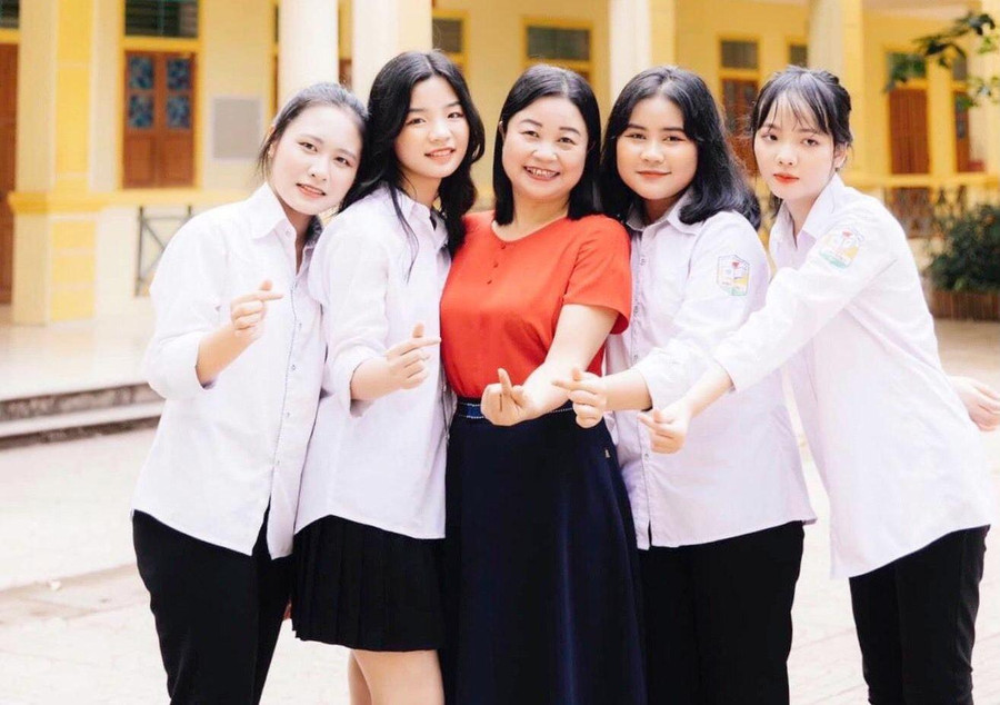 Cô Hoàng Thùy Dương và học trò Trường THPT Anh Sơn 1 (huyện Anh Sơn, Nghệ An). Ảnh: NVCC