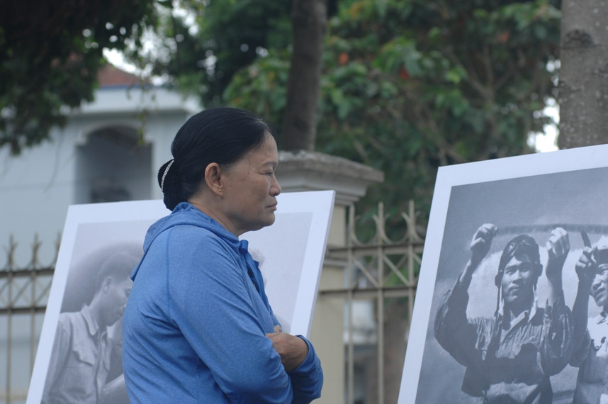 Bà con ở Lai Vung đến xem triển lãm ảnh về cuộc đời Anh hùng Nguyễn Văn Bảy.