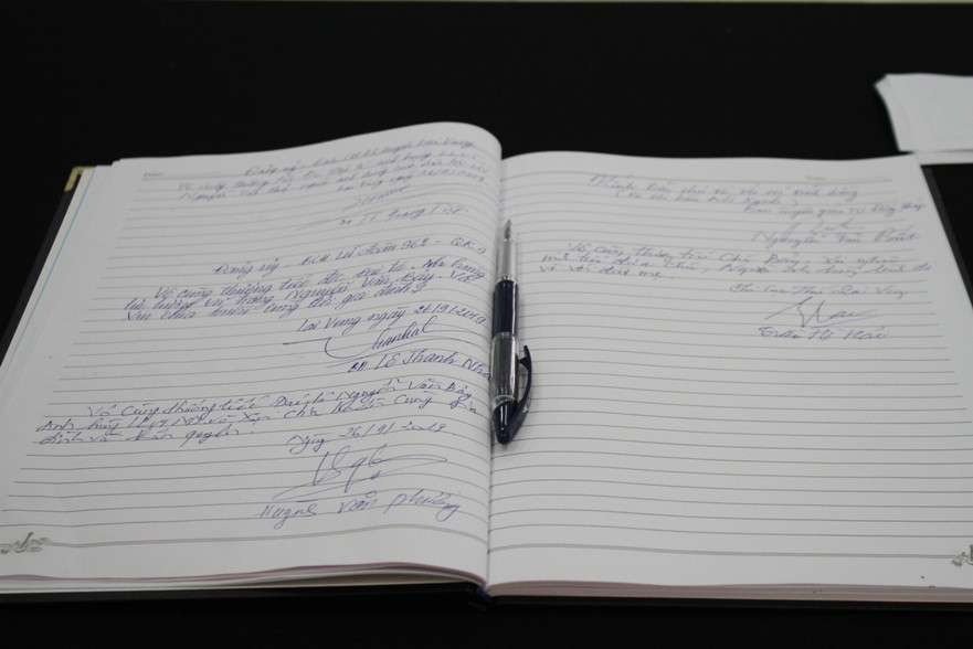 Những dòng sổ tang nối nhau, dành những lời tôn kính đến ông - người anh hùng nông dân.