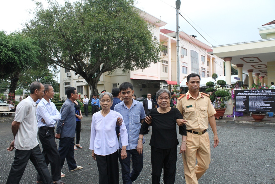Đoàn người đến viếng ông có nhiều người đã lớn tuổi, dù sức khỏe yếu nhưng vẫn cố gắng đến tiễn biệt.