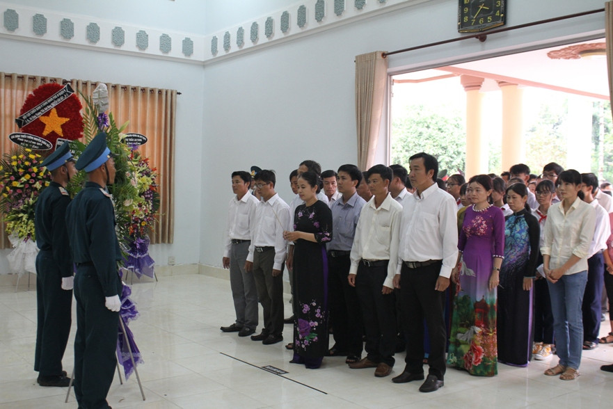 Đoàn quân đội và giáo viên Đồng Tháp đến viếng Anh hùng phi công Nguyễn Văn Bảy.