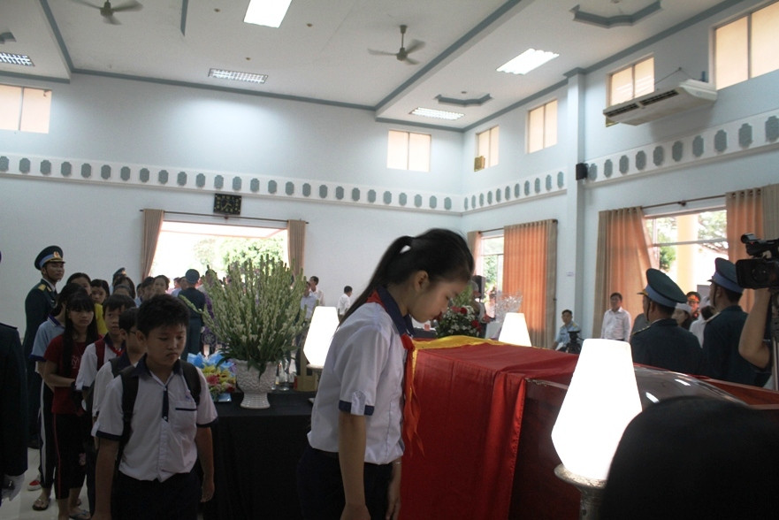 Học sinh cúi đầu chào linh cữu Anh hùng phi công.