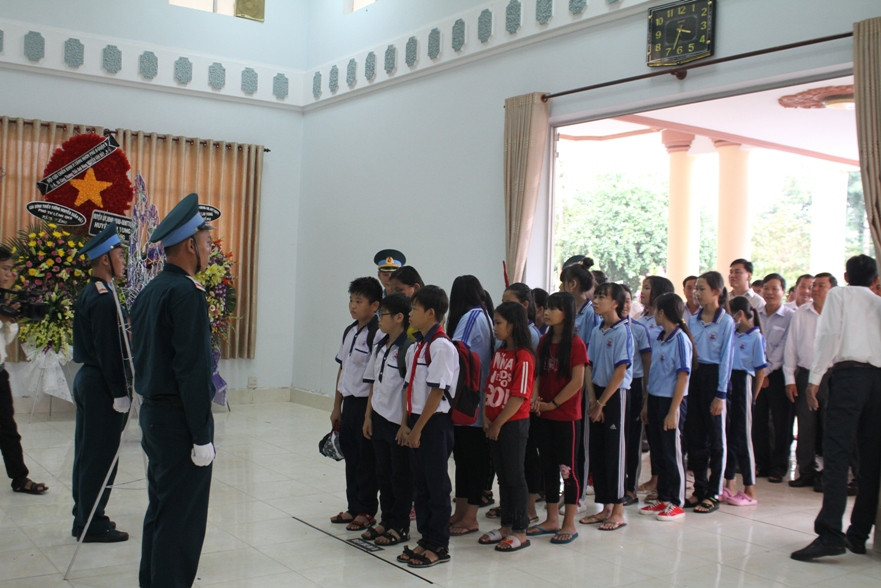 Đoàn học sinh THCS ở huyện Lai Vung, Đồng Tháp đến viếng người anh hùng của quê hương.