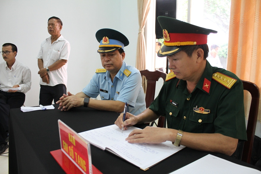 Tất cả đều tiếc thương người anh hùng chân đất, làm nên kỳ tích ở mặt trận trên không.