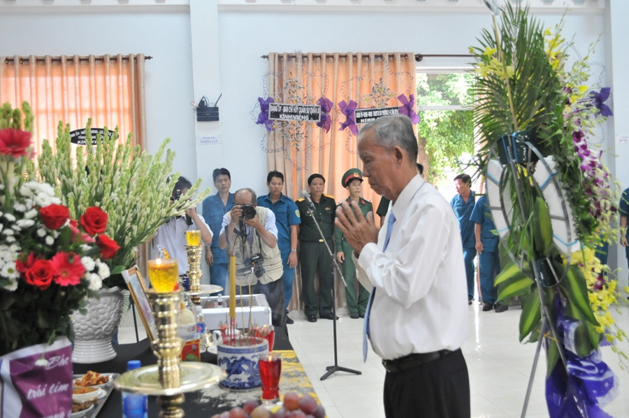 Nguyên Ủy viên Bộ Chính trị, nguyên Phó Thủ tướng Chính phủ, nguyên Bí thư Tỉnh ủy Đồng Tháp - Trương Vĩnh Trọng viếng Anh hùng Nguyễn Văn Bảy.