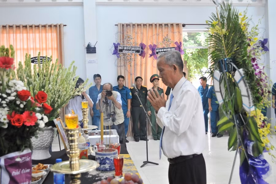Nguyên Ủy viên Bộ Chính trị, nguyên Phó Thủ tướng Chính phủ, nguyên Bí thư Tỉnh ủy Đồng Tháp - Trương Vĩnh Trọng viếng Anh hùng Nguyễn Văn Bảy.