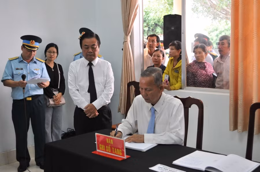 Nguyên Ủy viên Bộ Chính trị, nguyên Phó Thủ tướng Chính phủ, nguyên Bí thư Tỉnh ủy Đồng Tháp - Trương Vĩnh Trọng ghi sổ tang.