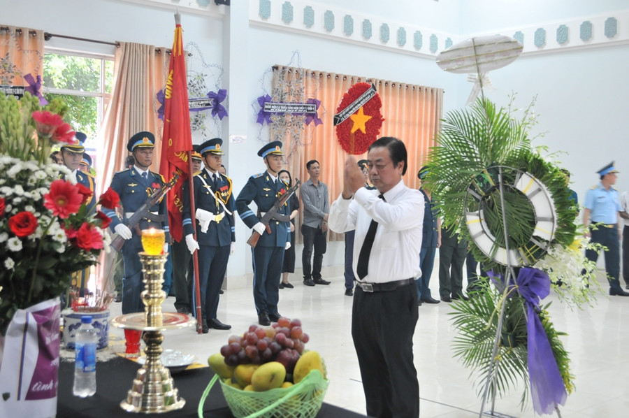 Bí thư Tỉnh ủy Đồng Tháp Lê Minh Hoan đến viếng Anh hùng phi công Nguyễn Văn Bảy.