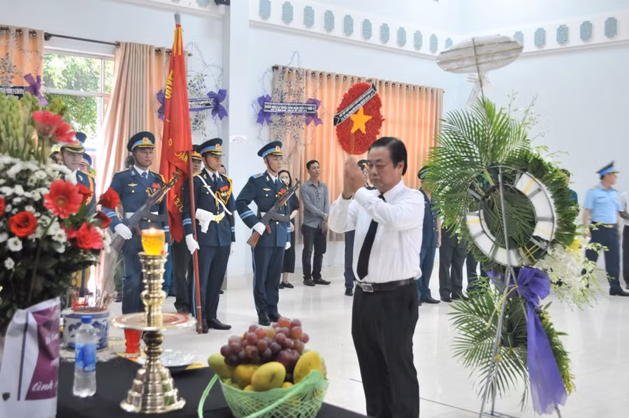 Bí thư Tỉnh ủy Đồng Tháp Lê Minh Hoan đến viếng Anh hùng phi công Nguyễn Văn Bảy.