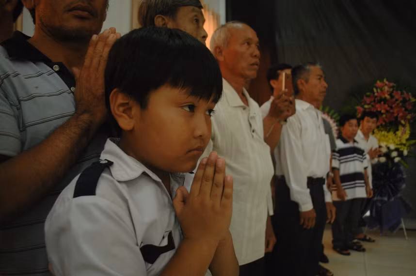 Đông đảo người dân tỉnh Đồng Tháp đến viếng và tiễn đưa phi công Nguyễn Văn Bảy.