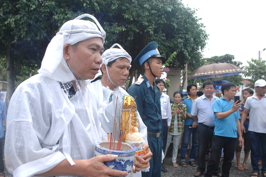 Gia đình, người thân bên linh cữu của ông.