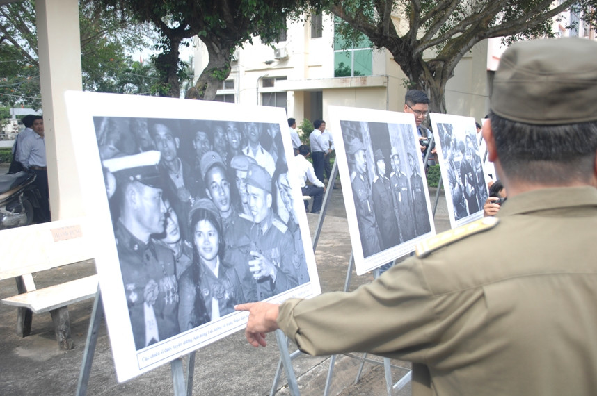 Người dân đến xem triển lãm ảnh về cuộc đời người phi công anh hùng.