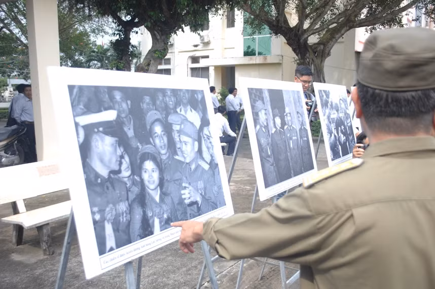 Người dân đến xem triển lãm ảnh về cuộc đời người phi công anh hùng.