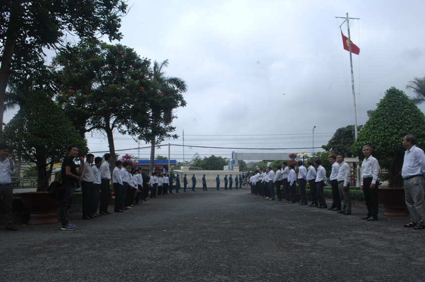 Từ sáng sớm đông đảo người dân, cán bộ huyện Lai Vung, tỉnh Đồng Tháp chờ đón linh cữu Anh hùng phi công Nguyễn Văn Bảy.