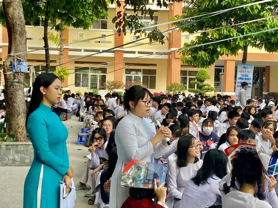 Học sinh Trường THPT Nguyễn Hữu Huân đặt câu hỏi trong Ngày hội tư vấn hướng nghiệp lần 2 năm 2021. Ảnh minh hoạ NTCC