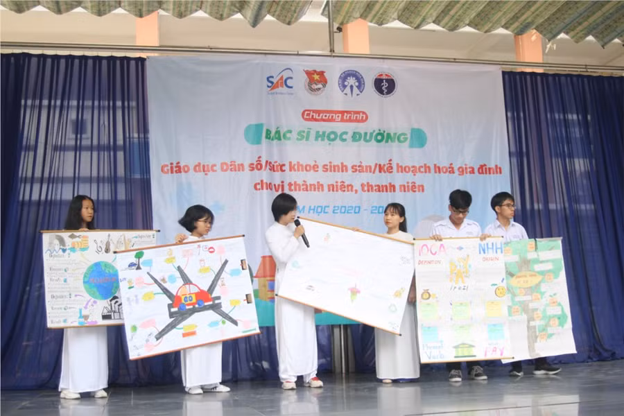 Học sinh Trường THPT Nguyễn Hữu Huân trong hoạt động ngoại khoá môn tiếng Anh. Ảnh NTCC