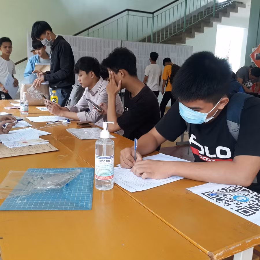 Thí sinh làm thủ tục nhập học tại Trường ĐH Sư phạm Kỹ thuật, ĐH Đà Nẵng năm 2020.