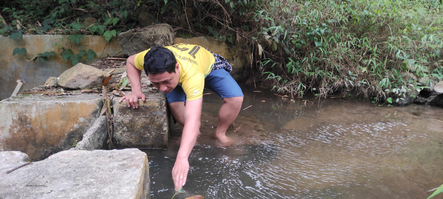 Thầy Nguyễn Văn Quý - Phó hiệu trưởng, Trường PTDTBT-THCS Mường Lý kiểm tra mó nước đầu nguồn dẫn về trường. Ảnh: Thế Lượng.
